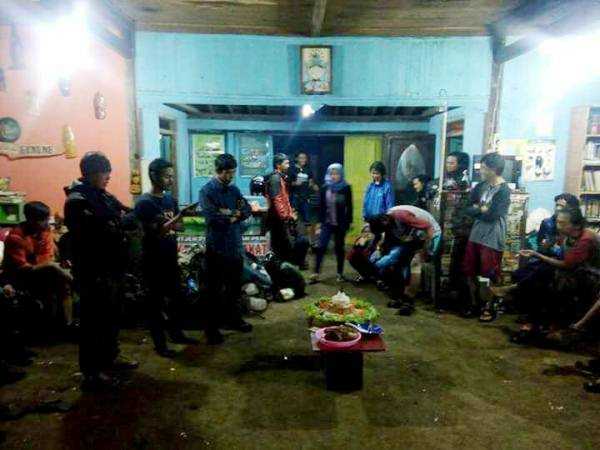 Sekitar 50 pendaki menyiapkan tumpeng di BCT (foto: dok pri)