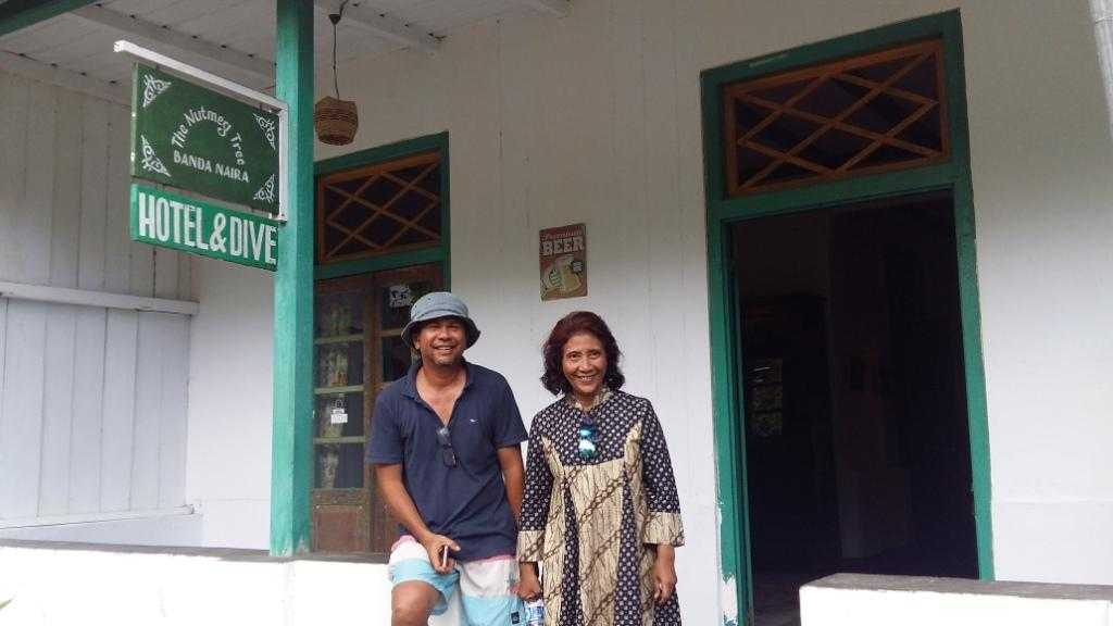 Reza Tuasikal, operator wisata di Banda Neira bersama Ibu Susi (foto: Kamaruddin Azis)