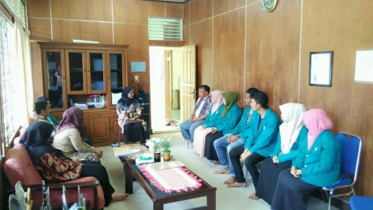 Gambar 3, Aktifitas Tisri menerima kunjungan mahasiswa ke Balai Diklat Pertanian Aceh (Doc. FMT)