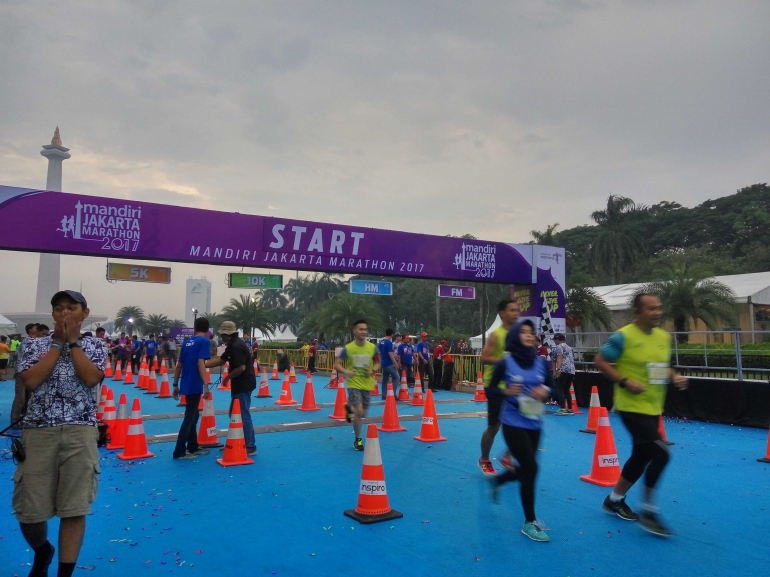 Antara Monas dan para pelari marathon - Dok: Zulfikar Akbar