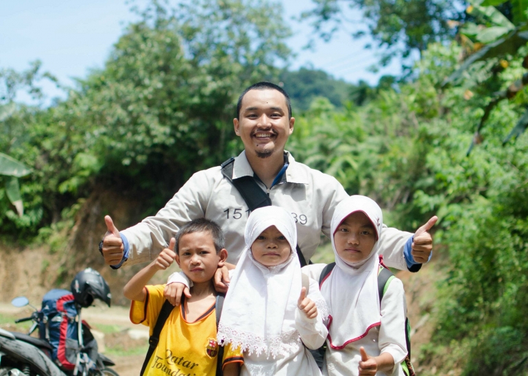 Penulis bersama anak-anak Indonesia (dokumentasi pribadi)
