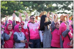 Karnaval Pink Oktober Butta Toa dilepas Bupati Bantaeng (tengah), juga dihadiri Puteri Indonesia (di sampingnya dengan rambut terurai) yang dijadikan media mengkampanyekan kesadaran deteksi kanker payudara sejak dini (28/10).
