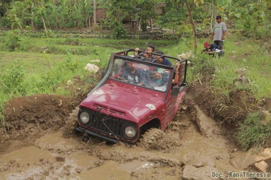 Saat Jeep kami melewati lumpur (Dok. Rani Theresia)