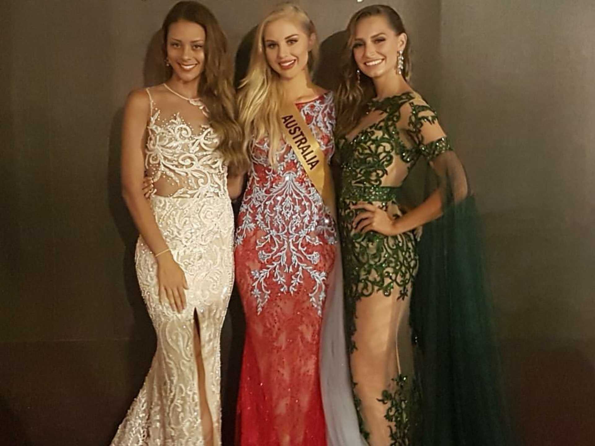 Claire Elizabeth Parker, Miss Grand International 2015 (kanan) bersama Miss Grand Australia 2017 (tengah) dan 2016 (kiri) kompak memakai gaun rancangan Anaz. (Sumber: Instagram/missgrandaustralia)