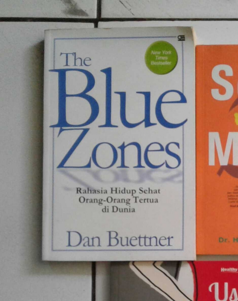 buku the blue zone karya dan buettner yang memaparkan rahasia berumur panjang (sumber: dokumentasi pribadi)