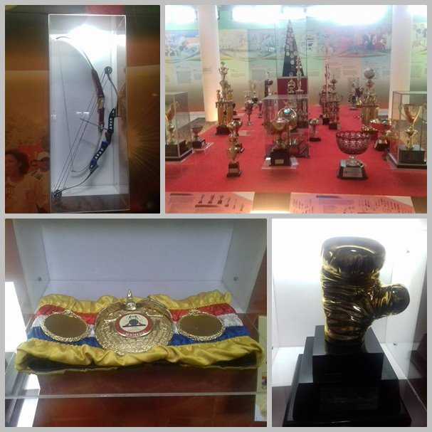 Berbagai koleksi MON, antara lain sarung tinju Chris John, busur milik Nurfitriyana, dan piala (Dokpri)