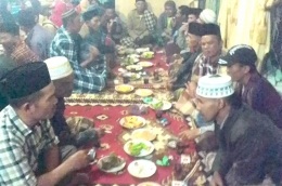 SUASANA syukuran petani bawang Sungainanam dengan makan bersama. (DOK. PRIBADI)