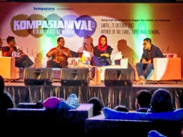 Pak Pulisi, Tante Yenny Wahid, Om Victor Kamang dan pembawa acara saat berbincang|Dokumentasi pribadi