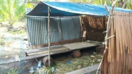 Foto kieraha.com : Tampak gubuk-gubuk masyarakat nelayan yang rumahnya digusur. Mereka membuat gubung seperti ini dan tinggal selama kurang lebih sampai waktu janji pemerintah menggantikan 10 juta untuk rumah mereka.