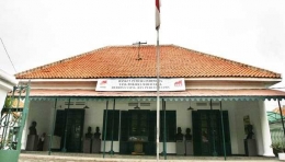 Museum Sumpah Pemuda, di Jalan Kramat Raya Nomor 106, Jakarta Pusat. Dahulu adalah rumah kos milik Sie Kong Liong, yang digunakan sebagai tempat diselenggarakan Kongres Pemuda II, pada 28 Oktober 1928, yang melahirkan Sumpah Pemuda (Tempo.co)