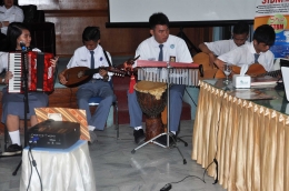 Penampilan musikalitas pelajar SMA Setia Budi Sungailiat. (Foto.Edo)