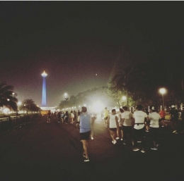 Deskripsi : Para peserta telah hadir sejak pukul 3 pagi untuk menikuti ajang Mandiri Jakarta Marathon 2017 I Sumber Foto : Andri M