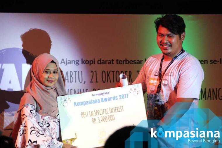 Listhia H Rahman (Kiri) saat menerima uang tunai dan plakat penghargaan Best in Specific Interest di Kompasianival 2017, Sabtu (21/10/2017) | Foto: Dokumentasi Kompasiana