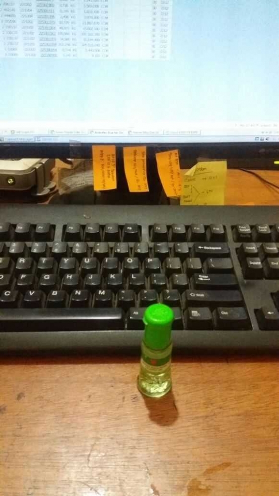 Minyak Kayu Putih di Meja Kerja
