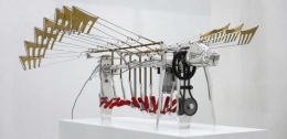 Septian Hariyoga, Dragonfrrry, 2012. Dural, brass, baja, motor dc 12v. Hak milik seniman.