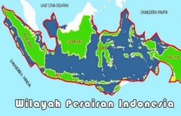 Foto : Padamu.net. Pada gambar Peta Indonesia ini, laut dan darat dapat dibedakan dengan dua warna (Biru dan Hijau). Tapi pada kenyaataanya, warna biru di peta Indonesia ternyata bukan laut tetapi Mitos.