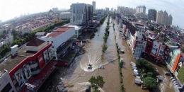 Kawasan Kelapa Gading, Jakarta Utara, terendam banjir, Selasa (10/2/2015). (WARTA KOTA / ANGGA BHAGYA NUGRAHA)