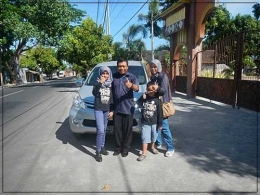 Saya dan anak-anak bersama Pak Alex, driver Lombok Taksi yang menjemput kami di Selong Lombok Timur, Selasa siang. Dokpri
