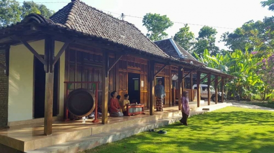 Pertunjukkan cokekan digelar di teras rumah penduduk di Mangunan (dok. pri).
