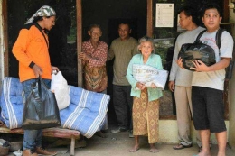 Ketua Lensa mengenakan celana pendek hitam (foto: dok Lensa)