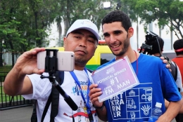 seorang peserta berpose dengan Anouar El Ghouz asal Maroko yang menjadi jawara Full Marathon/ dethazyo