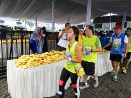 Pisang dan minuman bisa diambil peserta setelah berlari marathon (dokpri)