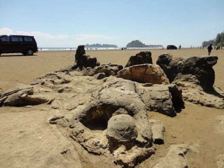 Batu Malin Kundang di Pantai Air Manis (sumber gbr; steemit.com)