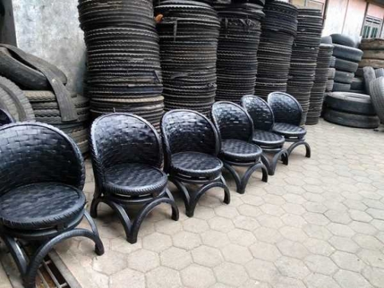 Kursi yang sudah difinishing dengan dicat hitam (foto: dok pri)
