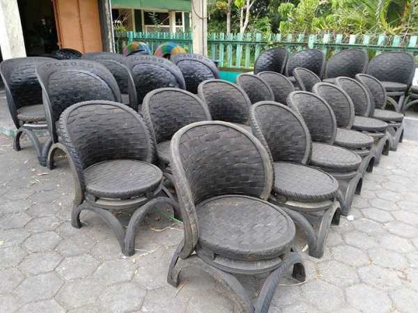 Kursi- kursi yang dipajang dihalaman (foto: dok pri)