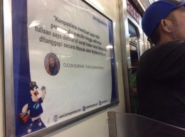 Ini juga momen berkesan, berkesempatan tampil di commuter line. Apalagi ada salah satu teman kuliah yang men-tag foto ini di media sosial. | Dokumentasi Arieca Putra