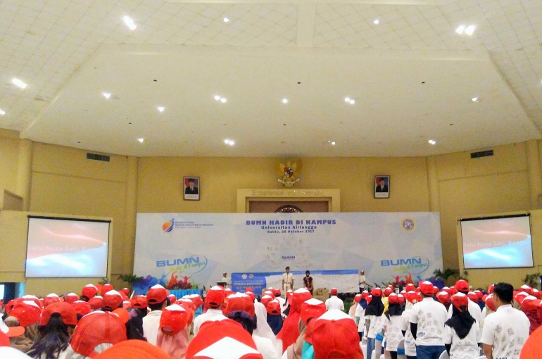 Suasana di dalam Gedung Airlangga Convention Center saat menyanyikan lagu kebangsaan Indonesia Raya