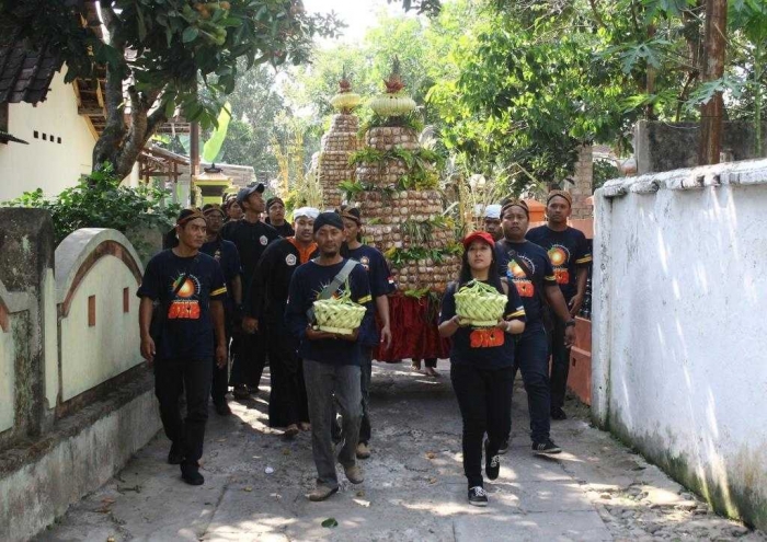 Gunungan Apem Berangkat, dikawal oleh Komunitas SKB | Foto dok. pribadi