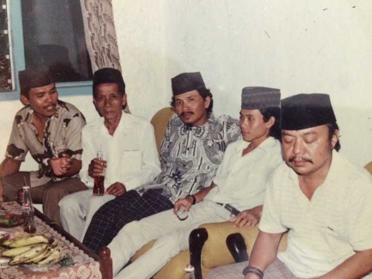 Suasana setelah tabligh akbar tahun 1988 di sekretariat Masjid. (Ki-Ka: Alm. Bapak Saya; Alm. Abah Juned; Unknown; Unknown; Alm Pak Solihin)./Foto Koleksi Pribadi