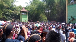 Masyarakat memadati lokasi sebaran apem di Kompleks Peninggalan Ki Ageng Gribig | sumber foto: Doni SKB