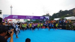 Para Peserta Jakarta Mandiri Marathon 2017 memulai start saat bendera diangkat. sumber : Jhon Miduk Sitorus