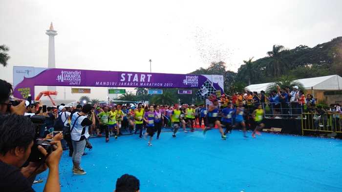 Para Peserta Jakarta Mandiri Marathon 2017 memulai start saat bendera diangkat. sumber : Jhon Miduk Sitorus