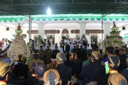 GUnungan Apem Tiba di Masjid Besar Jatinom | Foto dok. pribadi