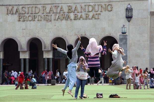 Warga kota Bandung yang bahagia (sumber: sindonews.com)