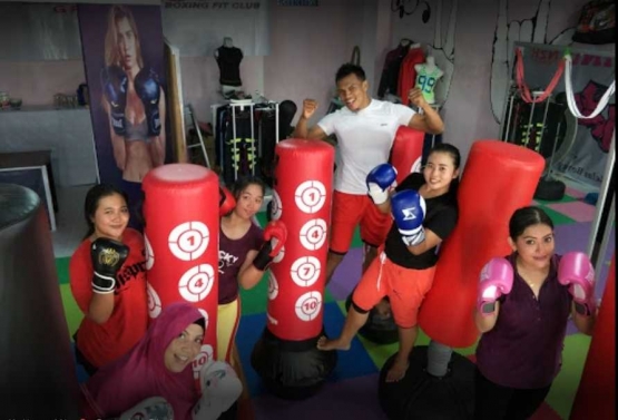 Ibu-ibu dilatih tinju Yanuar Tri Firmanda di NZR Boxing Muaythai Stadion Kanjuruhan Kepanjen.