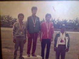 Kenangan saya ketika meraih medali emas pada sirkuit atletik se Sumatera 1986 (dok. Pribadi)