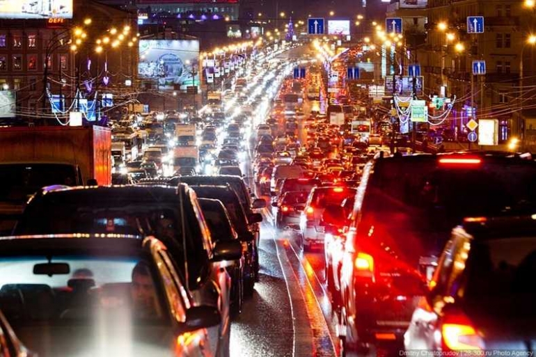 Kemacetan lalu lintas (sumber: www.jawapos.com)