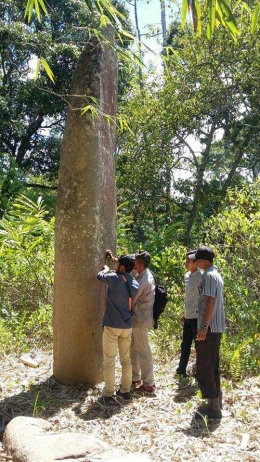 Gambaran tinggi menhir atau batu tegak