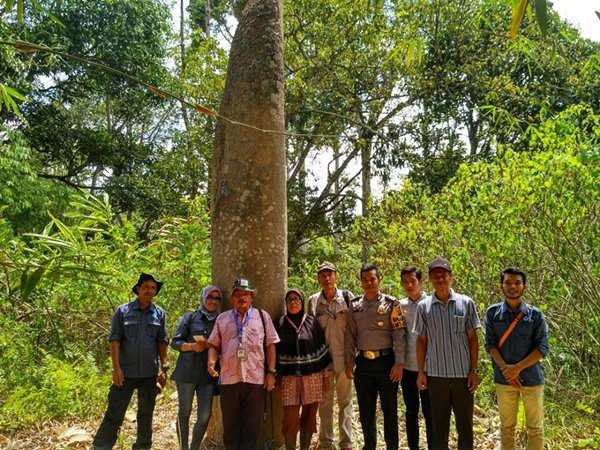 Tim survei Balai Pelestarian Cagar Budaya Sumatera Barat bersama warga (Foto-foto: Dodi Chandra)