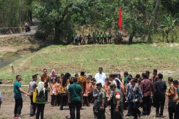 Presiden Jokowi foto bersama siswa/siswi SD sesaat sebelum meninggalkan lokasi dan penampakan laki-laki misterius di belakang (tanda panah) 