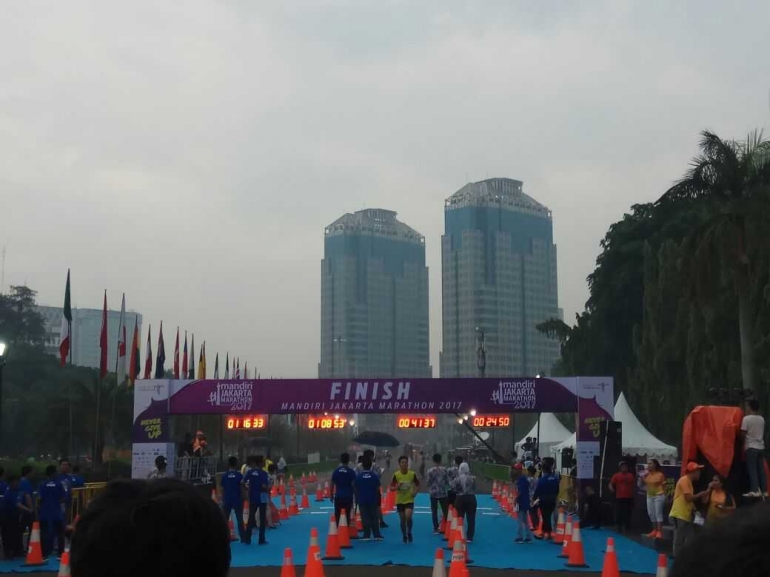 Titik start dan finish Mandiri Jakarta Marathon 2017 di pelataran Monas (dokpri)