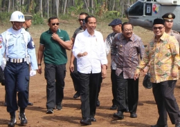 Presiden Jokowi saat mendarat di helipad Lapangan Condong 