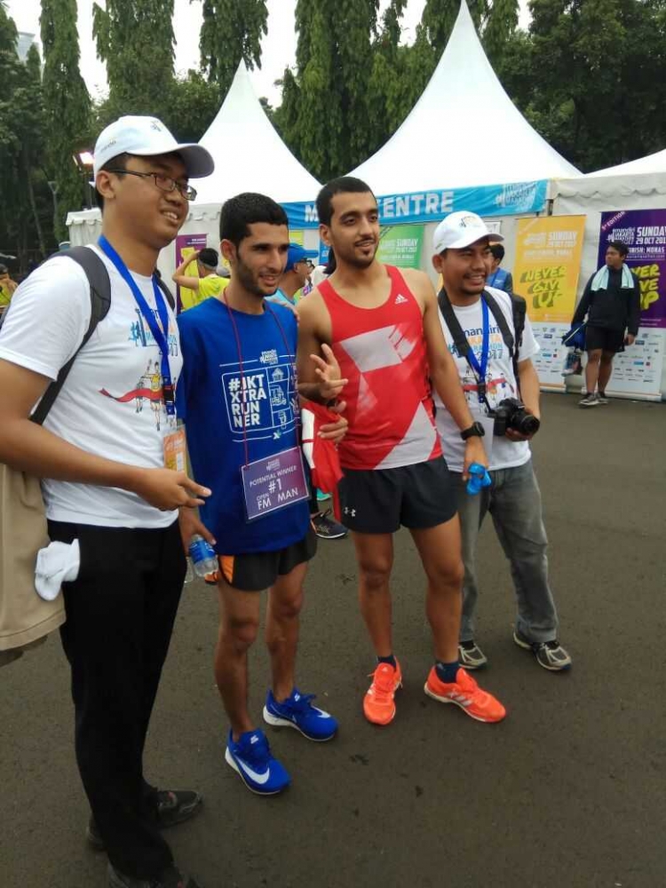 Anouar El Ghouz (berbaju biru) bersama rekan senegaranya serta diapiti dua kompasianer (dokpri)