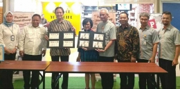 Aku diantara pejabat negara, yang menandatangani SHP Buah Nusantara dan SP Pameran Filateli Kreatif"Peace and Freedom" || Dokumentasi pribadi
