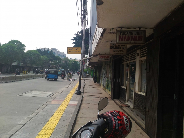 Deretan toko Tukang gigi di Jl. Jatinegara Barat. Dokumentasi pribadi