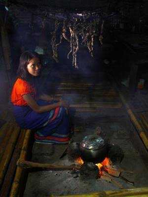 Wanita Sumba sedang memasak di dalam rumahnya, sumber. Kompas travel